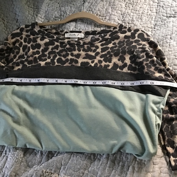 Boutique Lovely J knit sage/leopard prInt top - Picture 7 of 9